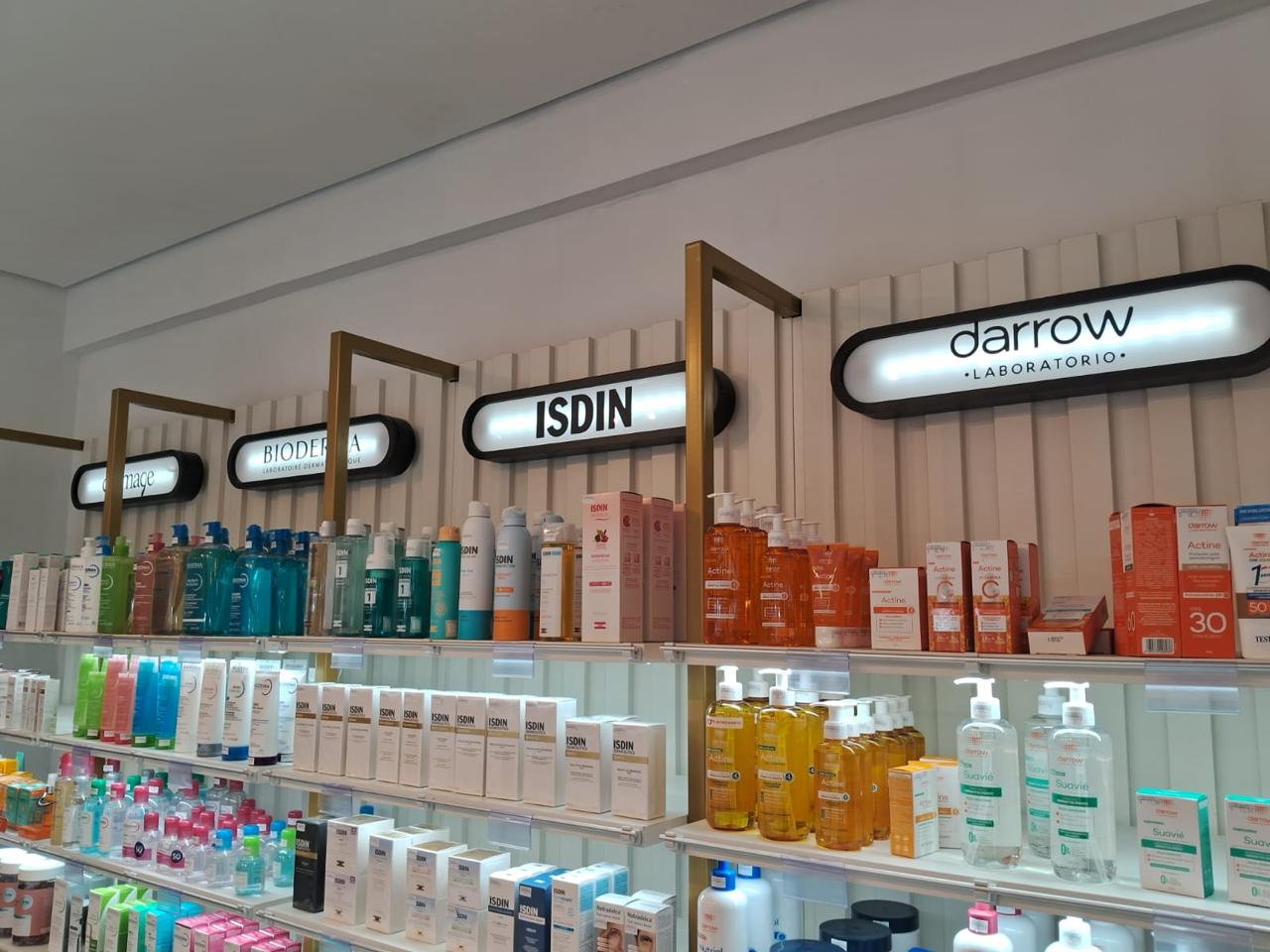 Prateleiras de dermocosméticos ISDIN, Bioderma e Darrow